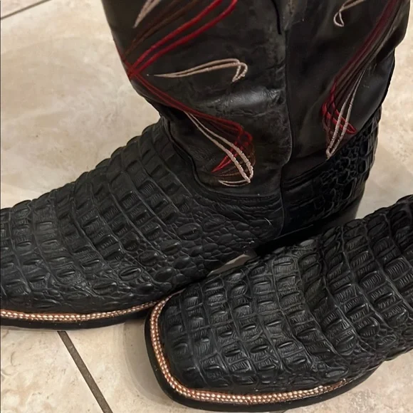 Cavender’s black and red cowboy boots - Picture 6 of 8